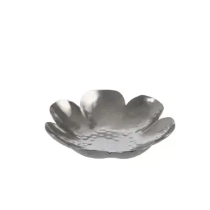 Stříbrný kovový svícen ve tvaru květu S - 12,5*12,5*2,75 cm J-Line by Jolipa