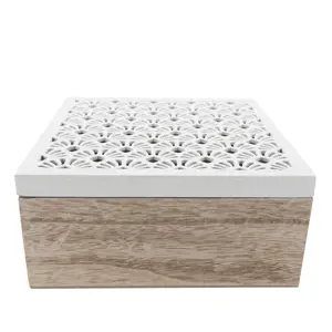 Dřevěná krabička s bílým vyřezávaným víkem - 18*18*8 cm Clayre & Eef