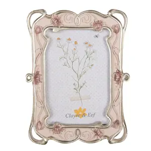 Pastelově růžový fotorámeček se zdobením a květy - 16*2*21 cm / 10*15 cm Clayre & Eef