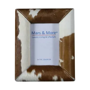 Stojací fotorámeček z bílo-hnědé kravské kůže Gonfler - 13*18cm Mars & More