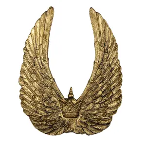 Produkt Zlatá dekorativní křídla s korunkou - 22*4*28 cm Clayre & Eef